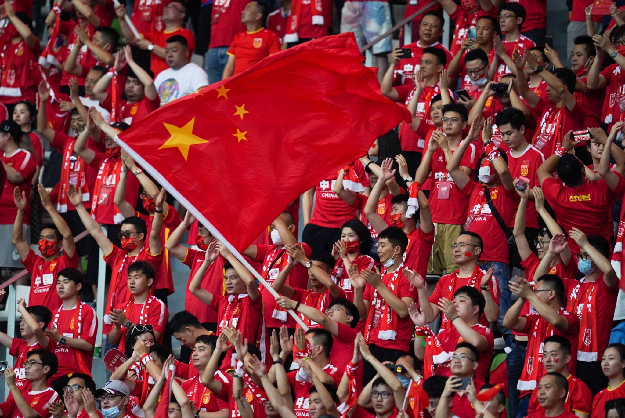 三亿体育体育活动-精彩比赛中队员们发挥出色，为球迷带来惊喜