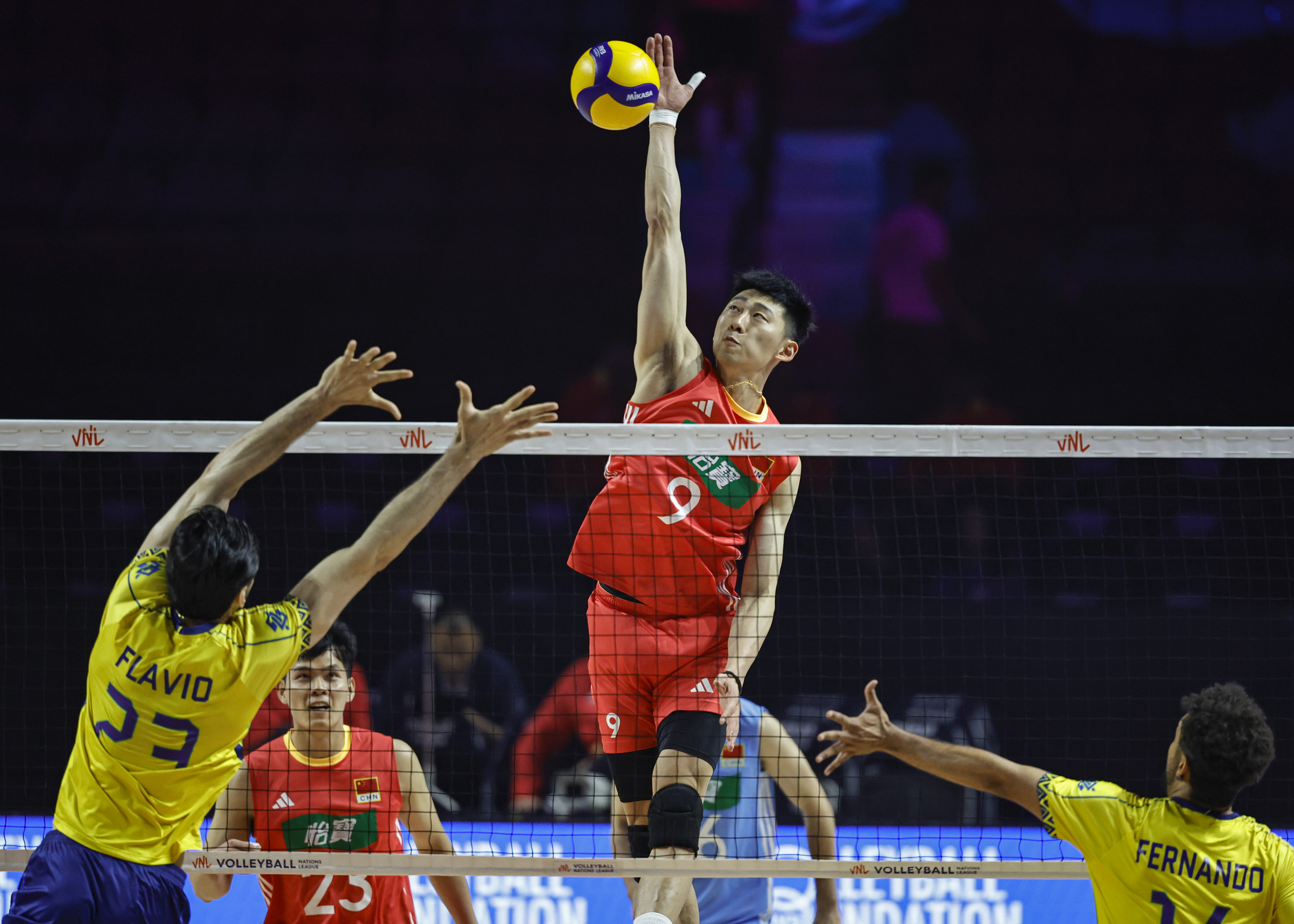 美国选手在排球比赛中成功晋级