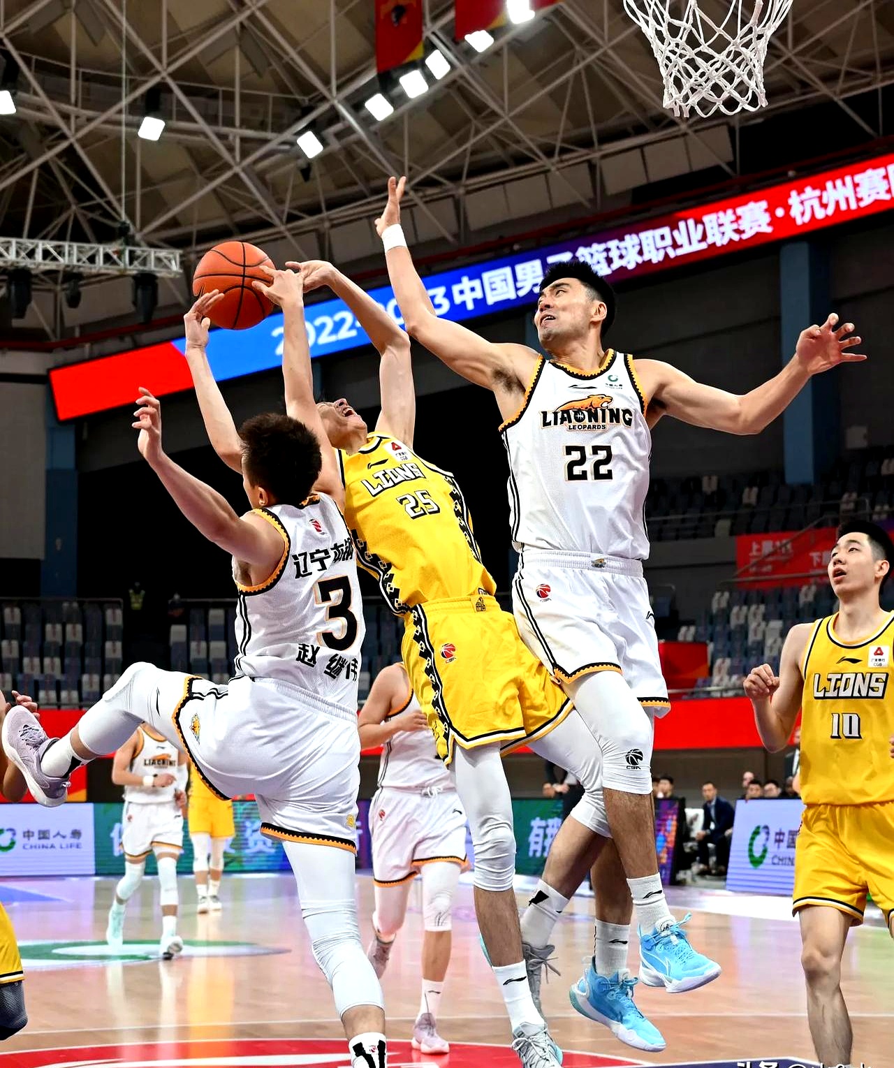 三亿体育体育竞技-辽宁男篮战胜江苏,收获关键胜利保持冠军争夺席位