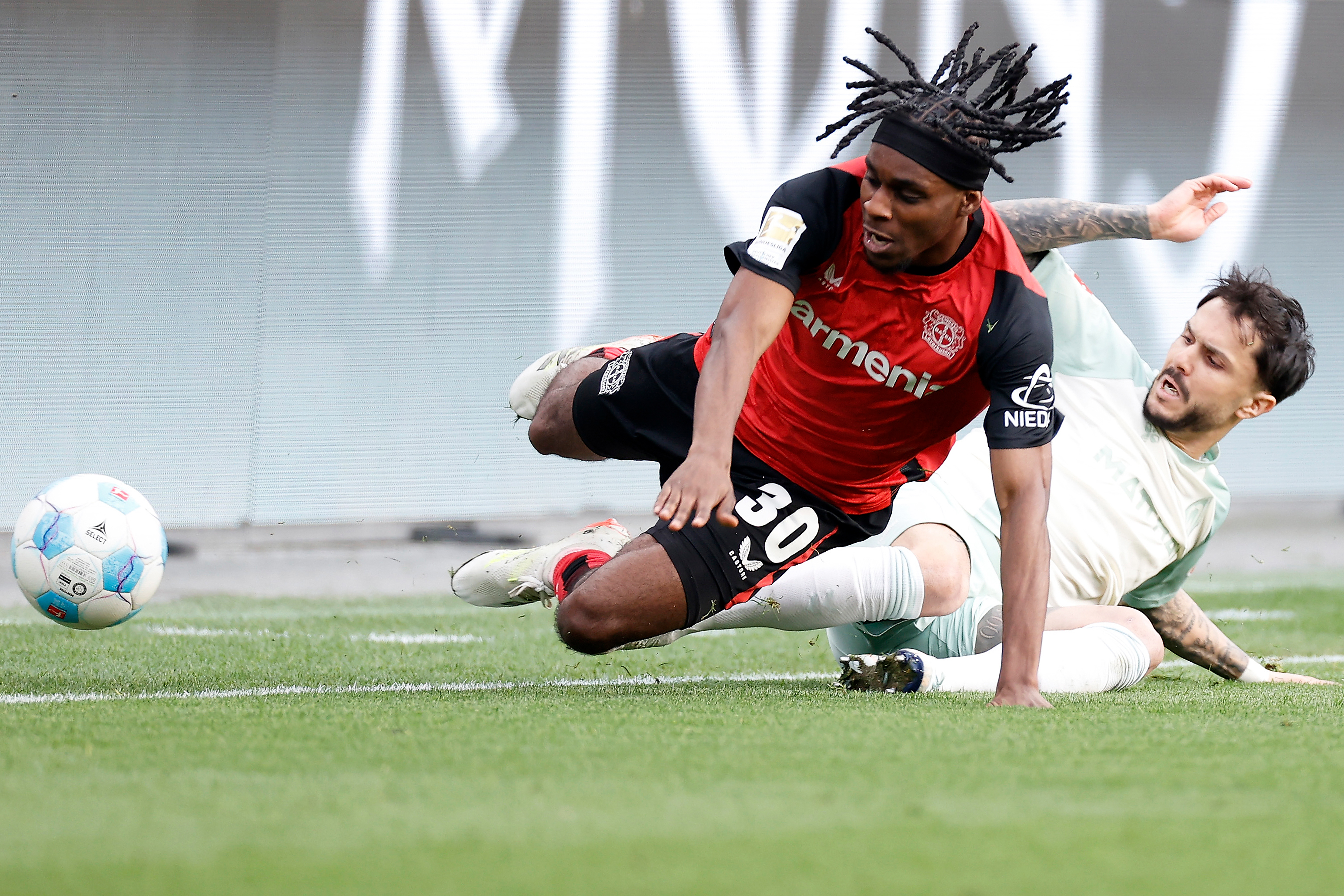 包含勒沃库森大胜不来梅，稳固德甲前四位置，实力证明不容小觑的词条