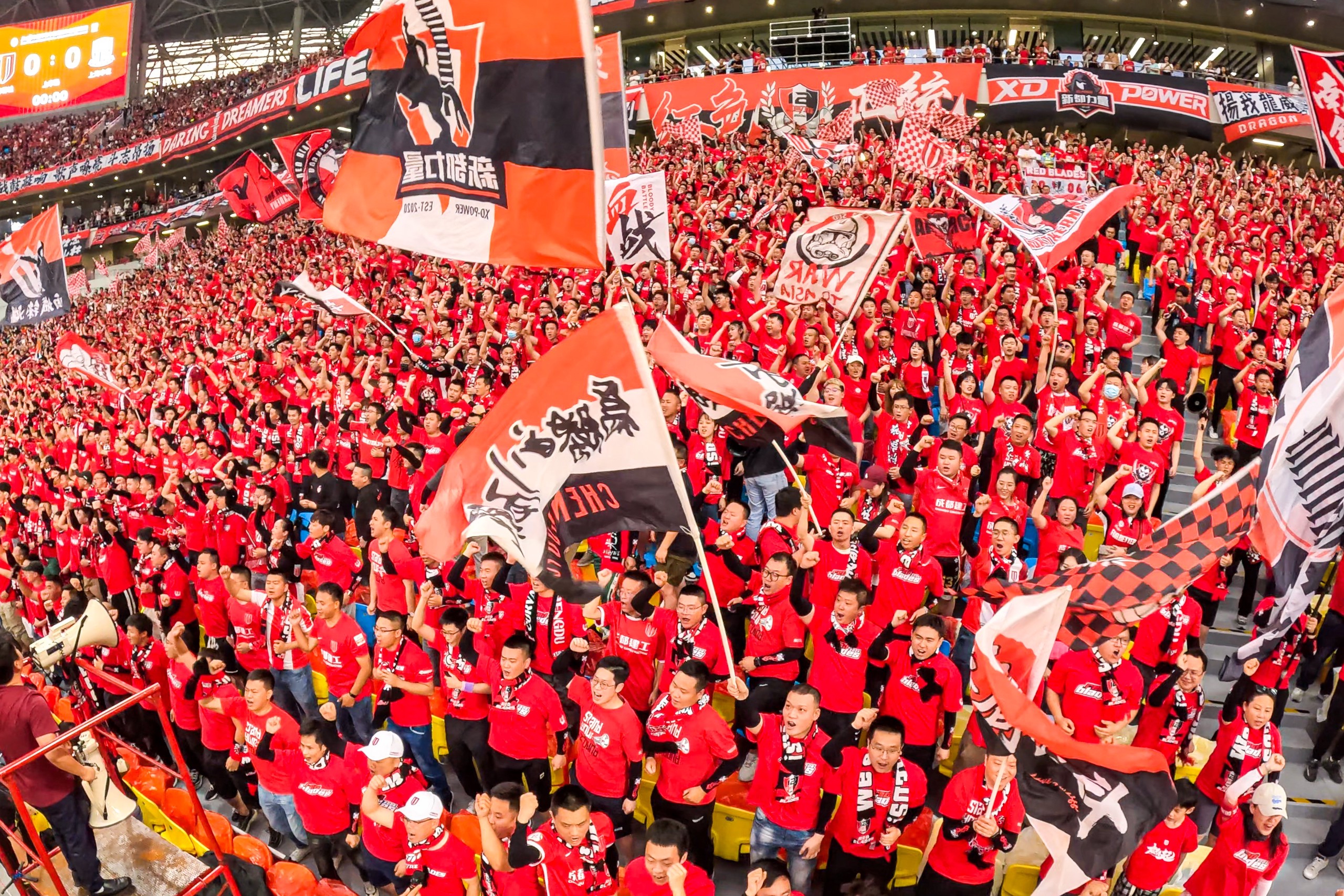 精彩瞬间回放频出,球迷欢呼雀跃 精彩瞬间回放频出,球迷欢呼雀跃