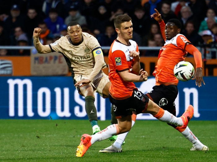 里昂遭逆转，客场告负法甲战役的简单介绍