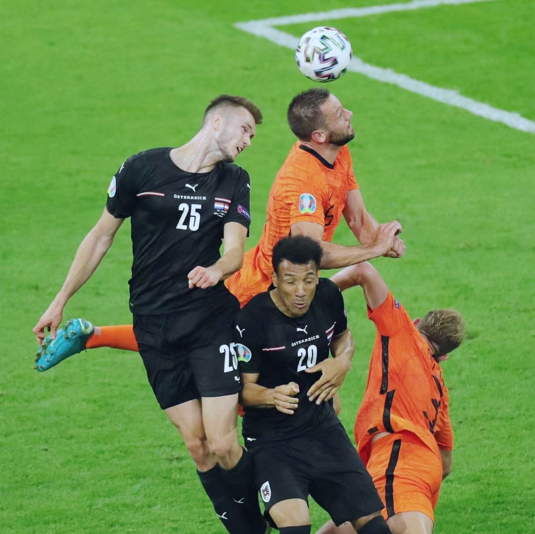 三亿体育体育新闻-关于战绩争夺！欧洲赛事热播，球队紧密对抗的信息