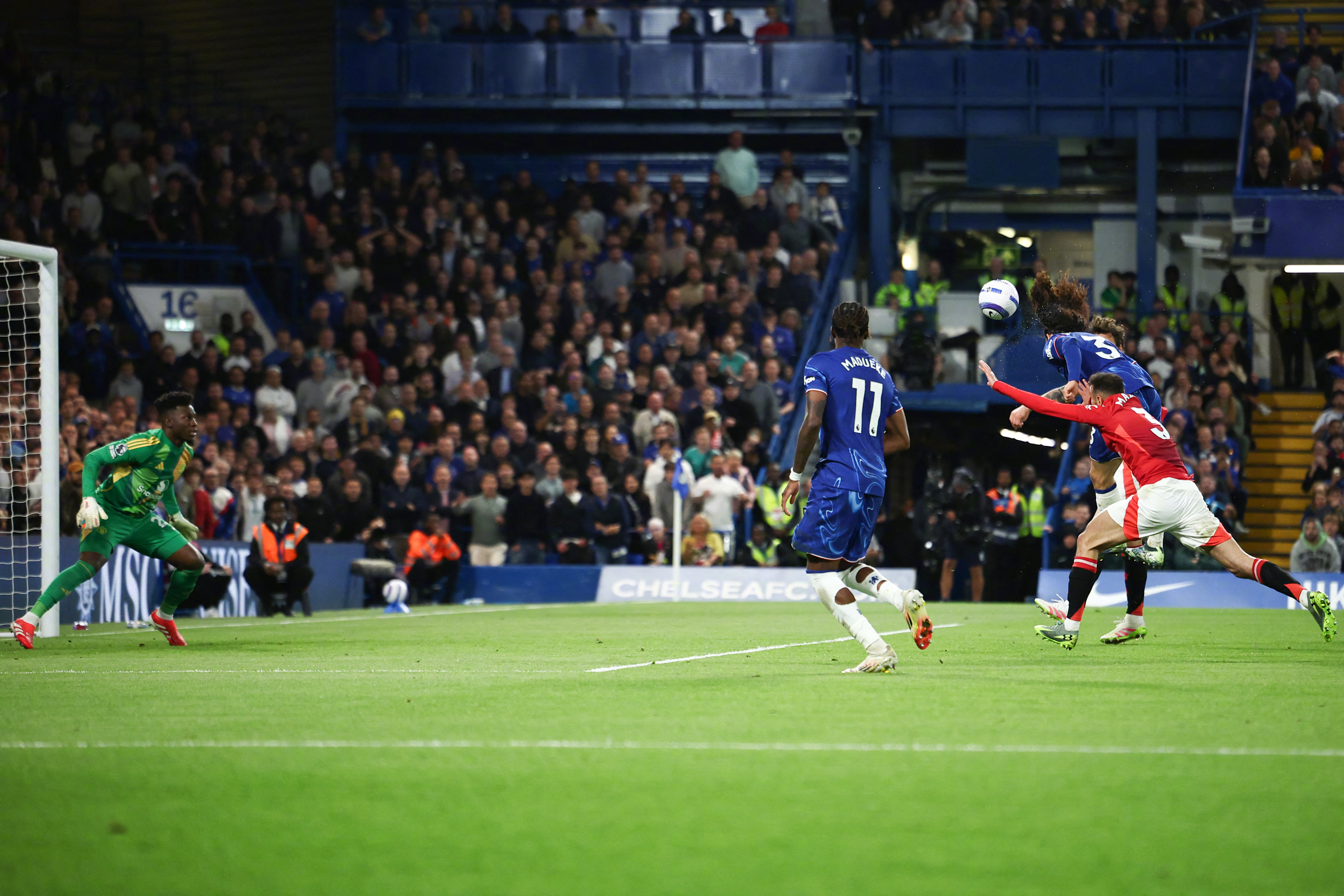 三亿体育体育竞技-曼联客场轻松击败切尔西，升至前四位置