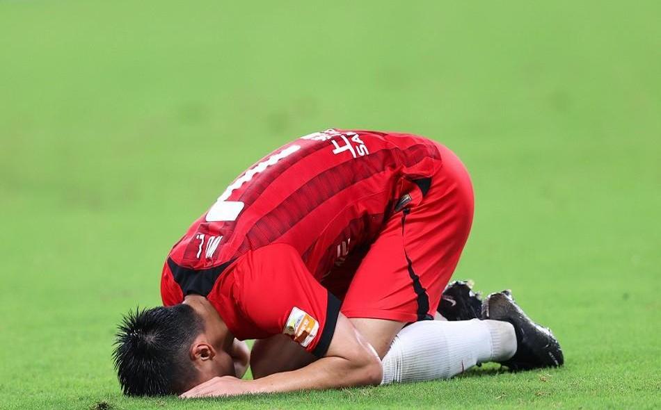 关于一场足球比赛中球员受伤离场引发球迷关注的信息 关于一场足球比赛中球员受伤离场引发球迷关注的信息